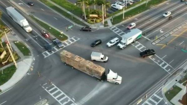 VIDEO: Broken Traffic Light Causes Traffic Issues at Busy Orange County Intersection