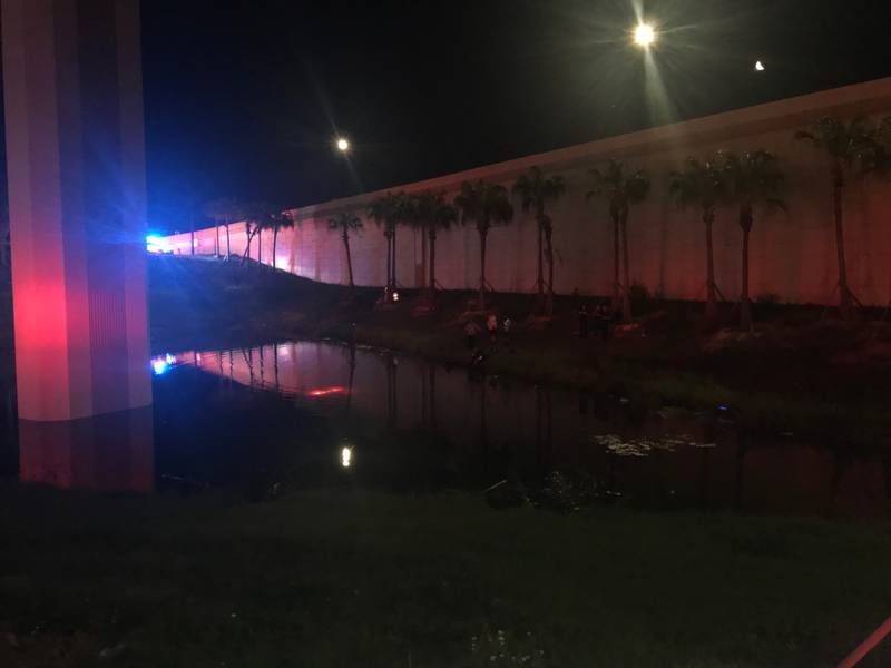 Car submerged in downtown Orlando retention pond