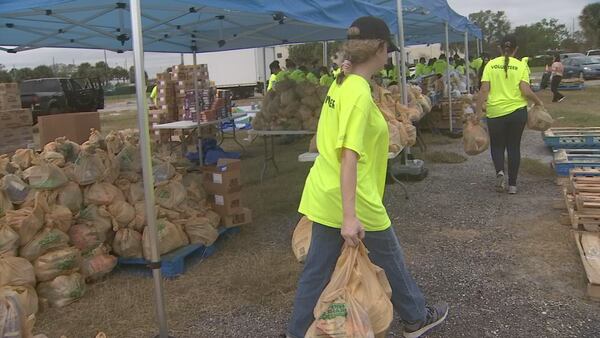 Volunteers give out thousands of free Thanksgiving meals in Kissimmee