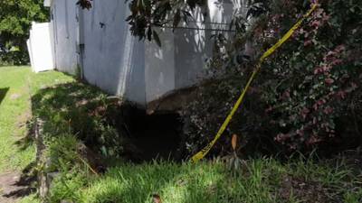 Crews monitor large hole that opened up underneath Groveland home