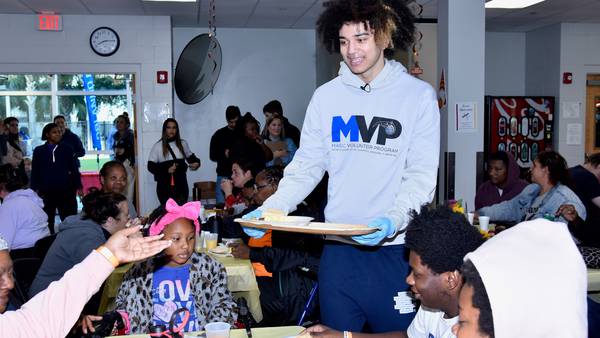 Orlando Magic players, coaches, staff serve Thanksgiving breakfast at Coalition for the Homeless
