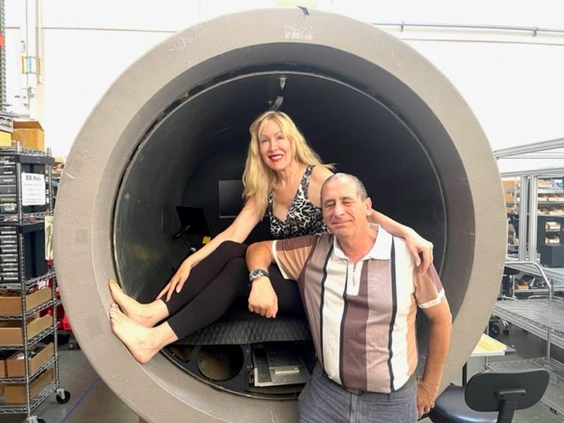 Mike Reiss and his wife took a trip to the Titanic on the submersible "Titan" in 2022.
