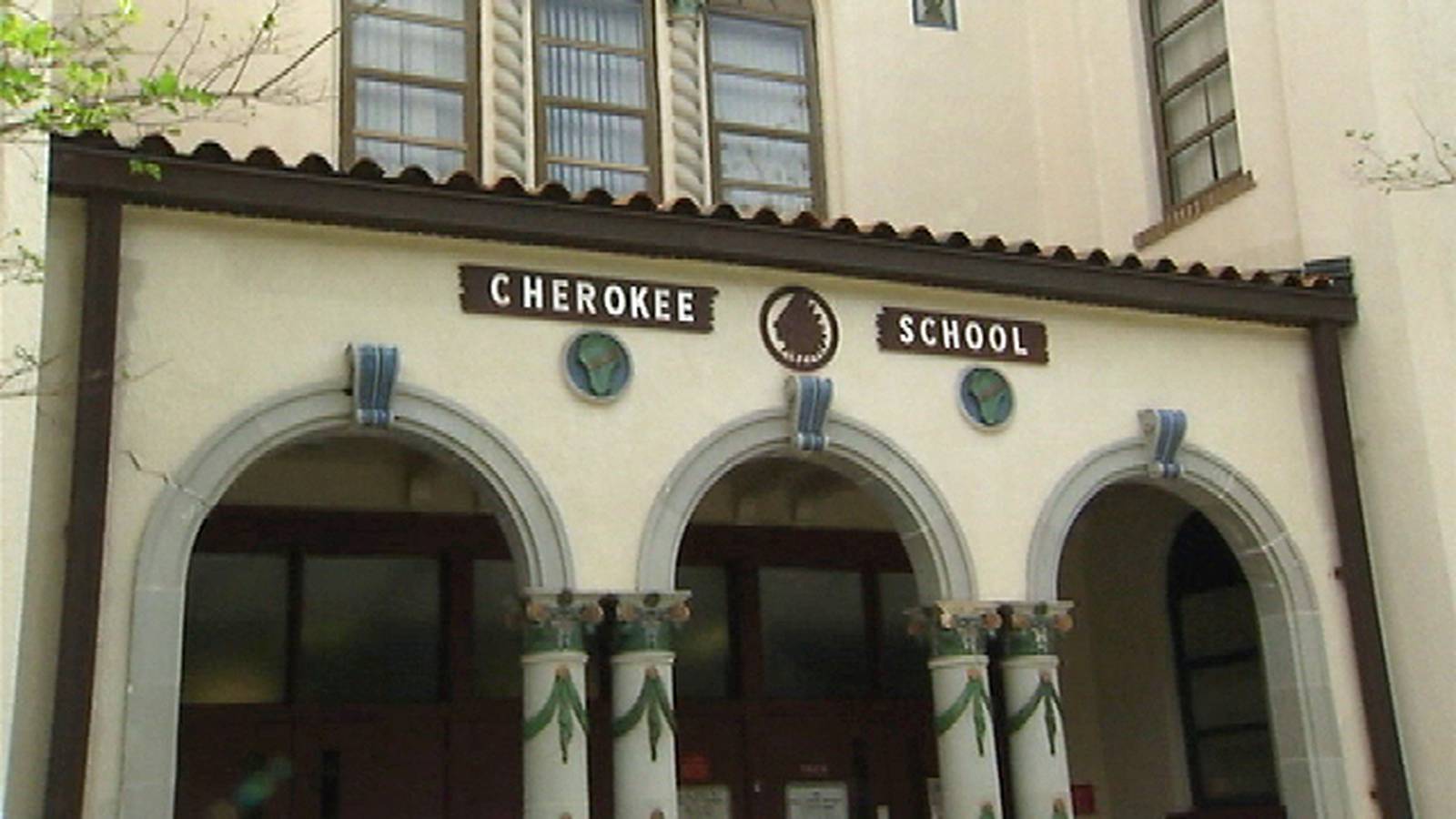 Neighbors want Cherokee School students to stay where they are WFTV