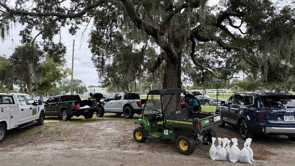 Photos: Downey Park sandbag operartion