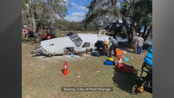 Video: 2 hurt after small plane crashes onto country club golf course in Volusia County