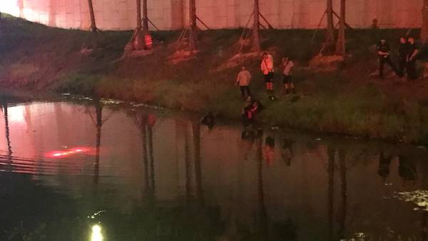 Submerged BMW removed from retention pond near downtown Orlando