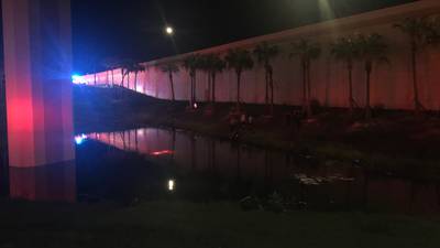 Car submerged in downtown Orlando retention pond