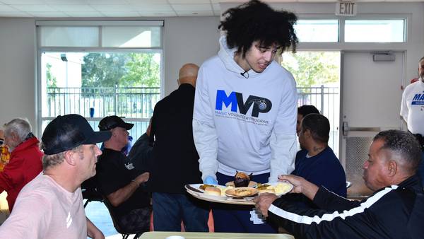 Photos: Orlando Magic players, coaches, staff serve Thanksgiving breakfast at Coalition for the Homeless