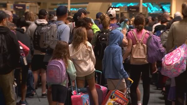 Video: Crowds pass through Orlando International Airport during busy travel day