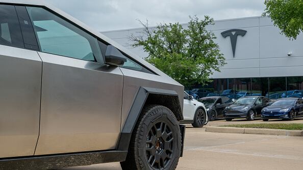 A man broke his finger trying to show that the Tesla Cybertruck's hood would not shut on his finger.