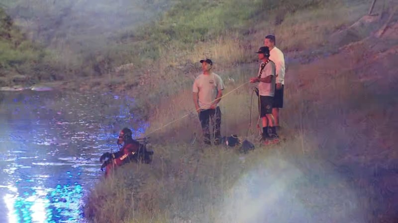 Car submerged in downtown Orlando retention pond