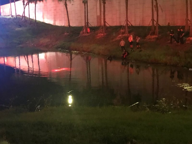 Car submerged in downtown Orlando retention pond