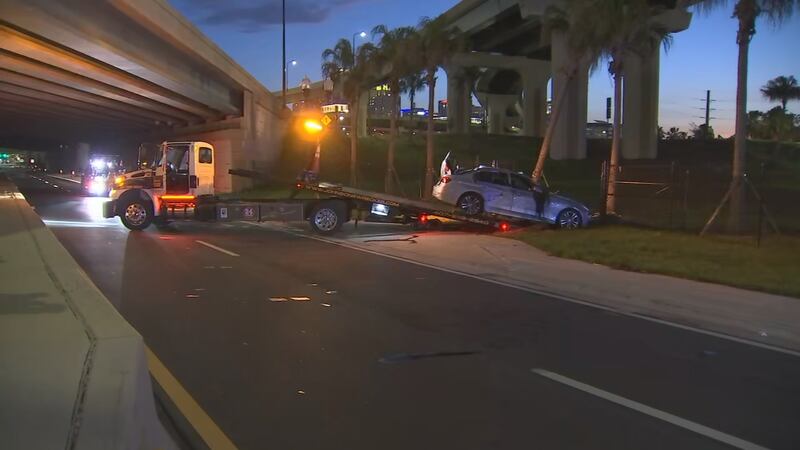 Car submerged in downtown Orlando retention pond