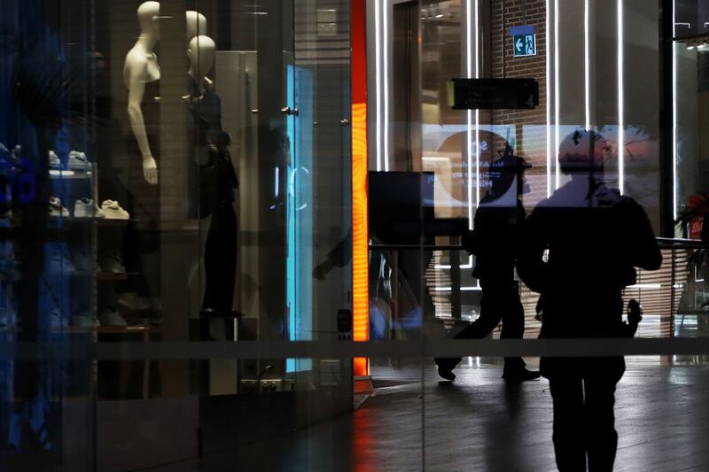 BONDI JUNCTION, AUSTRALIA - APRIL 13: Police move through shops at Westfield Bondi Junction on April 13, 2024 in Bondi Junction, Australia. Six victims, plus the offender, are confirmed dead following an incident at Westfield Shopping Centre in Bondi Junction, Sydney. (Photo by Lisa Maree Williams/Getty Images)