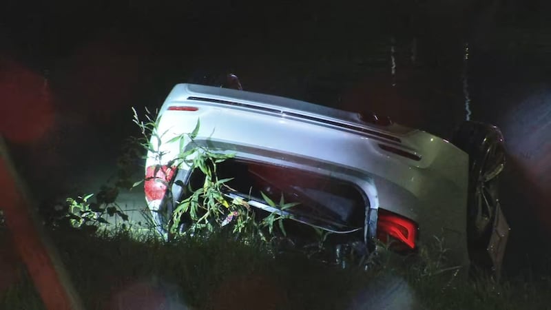 Car submerged in downtown Orlando retention pond