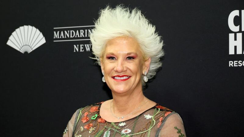 Fans, friends post tributes to Anne Burrell after death of TV chef