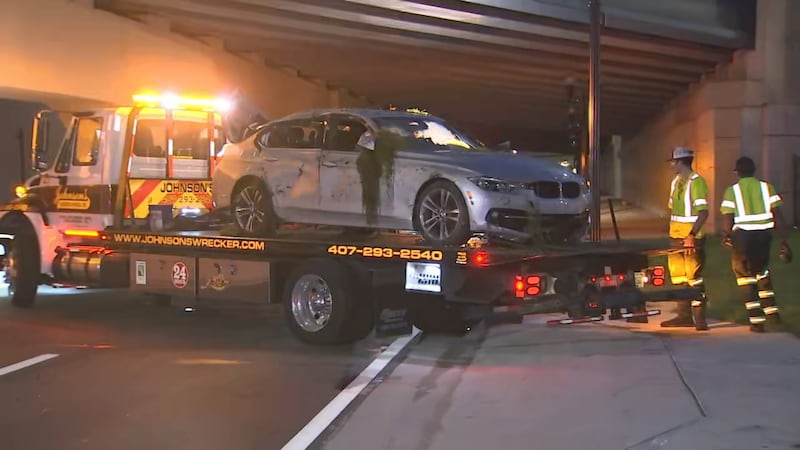 Car submerged in downtown Orlando retention pond