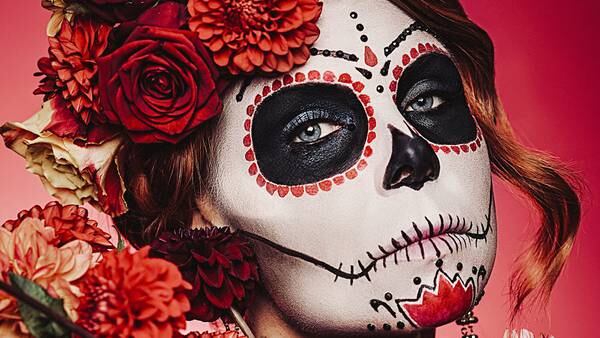 What is Dia de los Muertos and when is it celebrated?